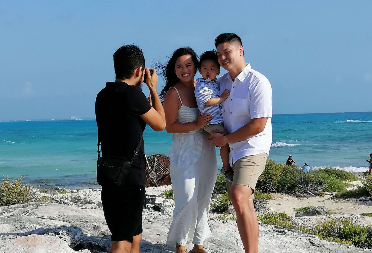 Isaac Rodríguez dirigiendo grabación Isaac Rodríguez dirigiendo grabación en resort de lujo en Riviera Maya
