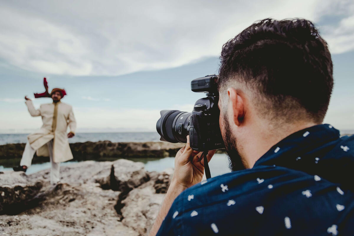 Isaac Rodríguez en set natural Isaac Rodríguez en set de producción con equipo profesional